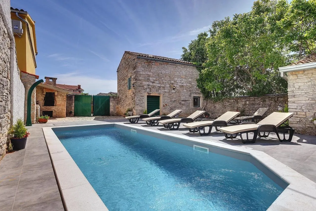Holiday home Typisch Istrisches Ferienhaus Mit Privatem Pool, Tischfussball, Darts, Gym Mednjan