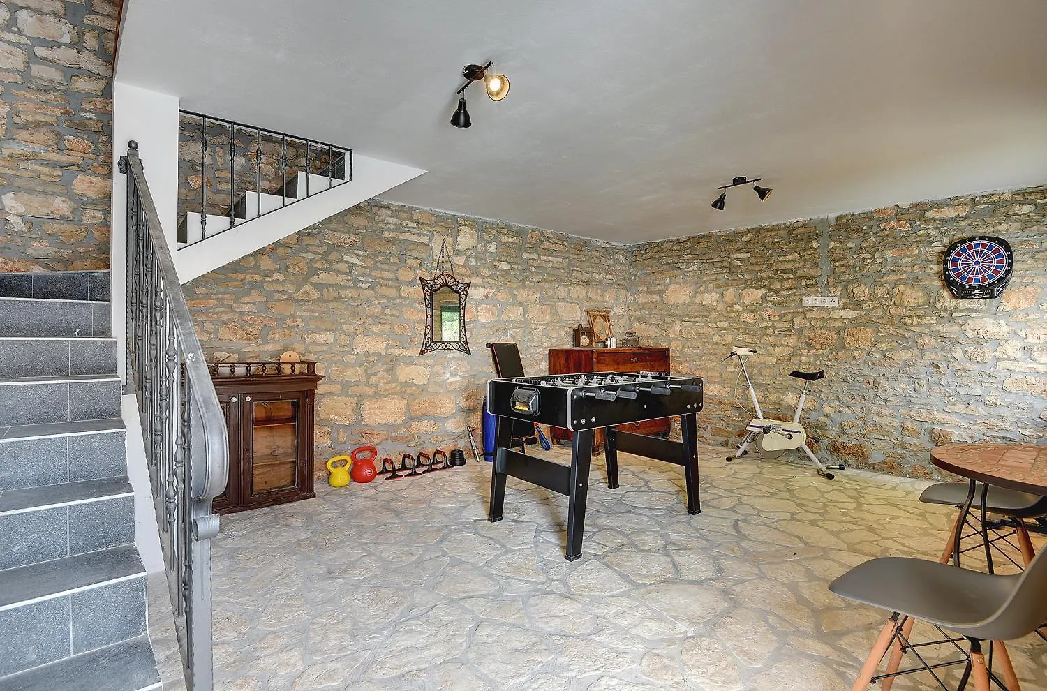 Typisch Istrisches Ferienhaus Mit Privatem Pool, Tischfussball, Darts, Gym Mednjan