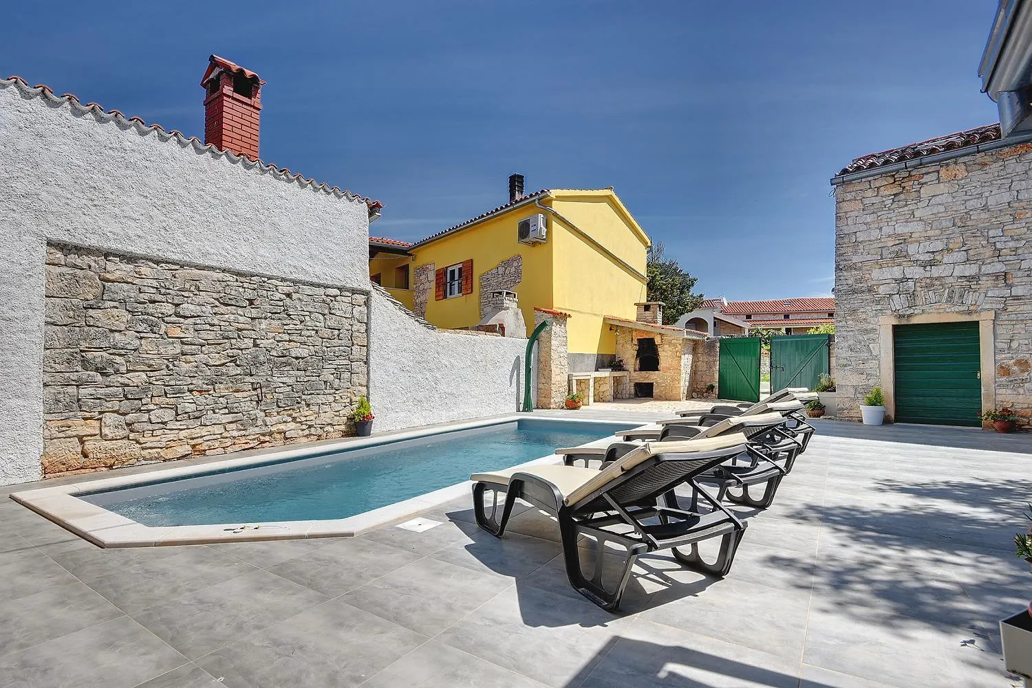 Holiday home Typisch Istrisches Ferienhaus Mit Privatem Pool, Tischfussball, Darts, Gym Mednjan