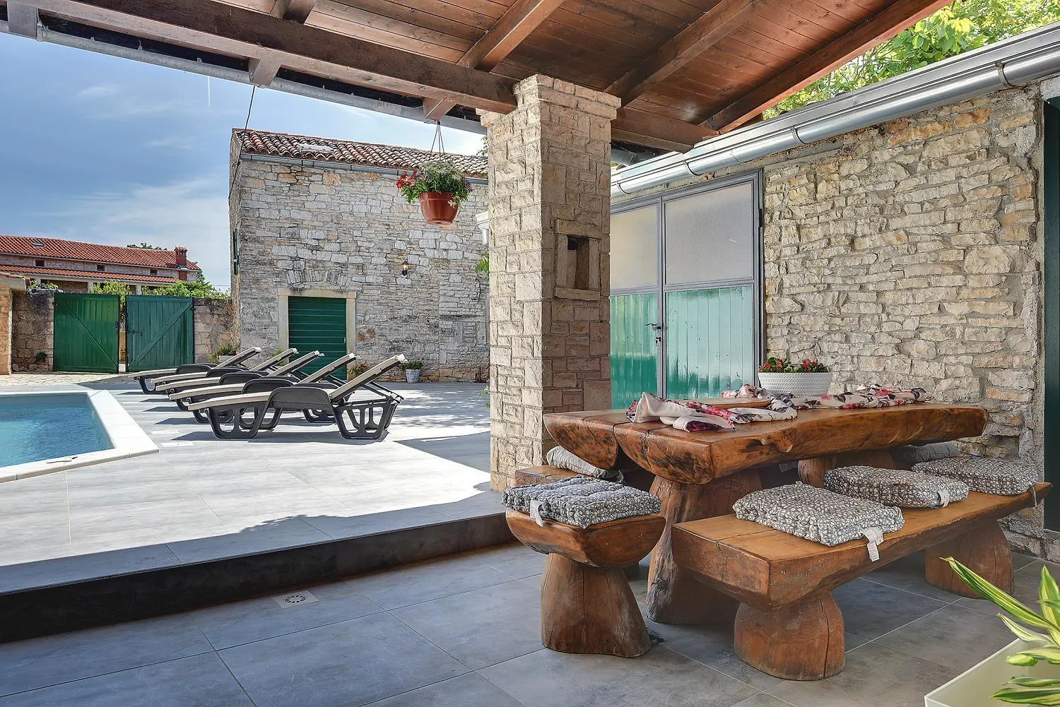 Holiday home Typisch Istrisches Ferienhaus Mit Privatem Pool, Tischfussball, Darts, Gym Mednjan